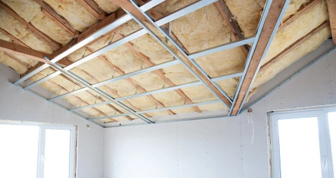 Intérieur d'une maison en construction avec plafond partiellement installé