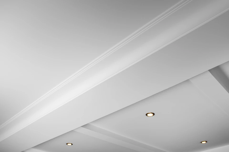 Intérieur d'une maison en cours de construction, pièce à vivre avec plafond cathédrale