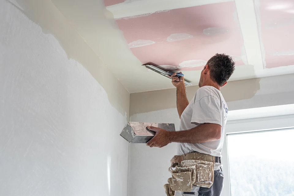 Intérieur d'une maison en cours de construction, pièce à vivre avec plafond cathédrale