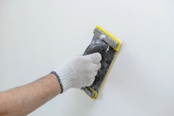 Intérieur d'une maison en cours de construction, pièce à vivre avec plafond cathédrale